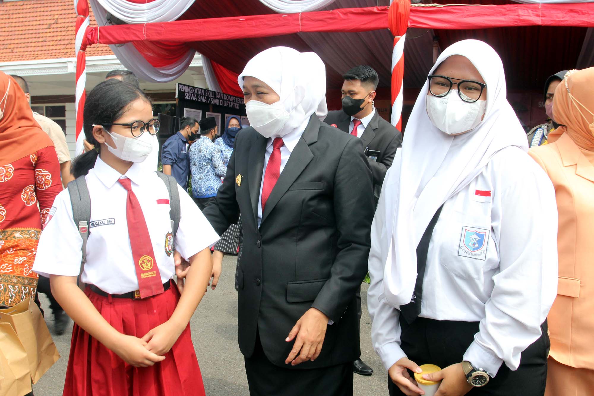 Gubernur Jawa Timur Khofifah Indar Parawansa berbincang dengan pelajar yang hadir seusai upacara peringatan Hari Pendidikan Nasional (Hardiknas) yang jatuh pada 2 Mei Tahun 2022 di Gedung Negara Grahadi, Jumat (13/05).