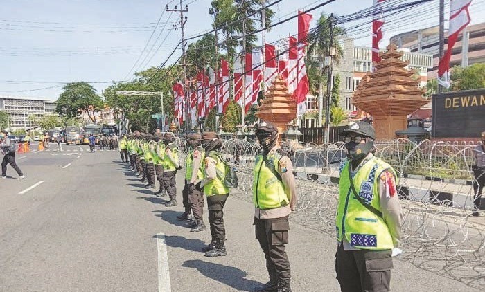 Anggota Polri berjaga di depan gedung DPRD Jatim