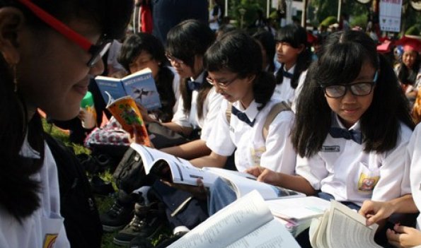 Siswa  di sebuah SMP tengah membaca buku. dok/HMP
