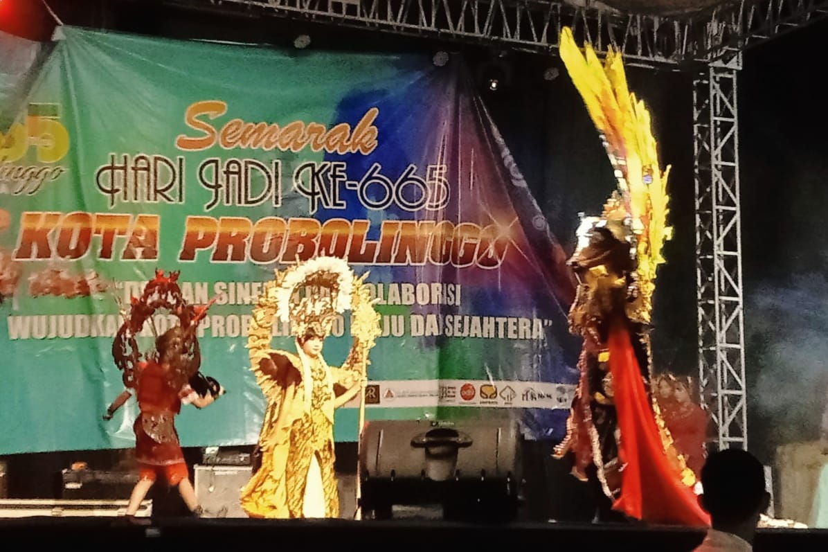 Dalam rangkaian peringatan Hari Jadi ke-665 Kota Probolinggo, sebuah acara fashion show yang digelar pada Senin (2/9) malam di Alun-alun Kota Probolinggo