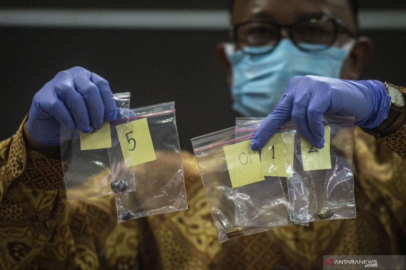 Anggota Komnas HAM Mohammad Choirul Anam menunjukkan barang bukti berupa proyektil dan selongsong peluru dalam konferensi pers perkembangan penyelidikan dan hasil temuan Komnas HAM RI atas peristiwa kematian enam laskar FPI di Kantor Komnas HAM, Jakarta, 