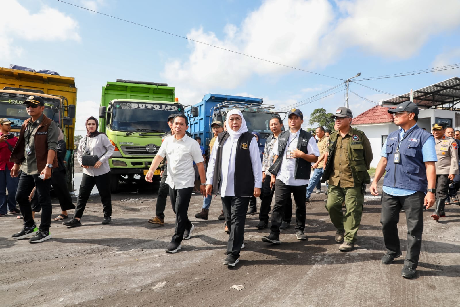 MERAHPUTIH I LUMAJANG - Gubernur Jawa Timur Khofifah Indar Parawansa meresmikan e-pasir atau e-pajak pasir Stockpile (Tempat penampungan sementara) Pasir Terpadu di Desa Sumbersuko, Kab. Lumajang, Minggu (9/7).