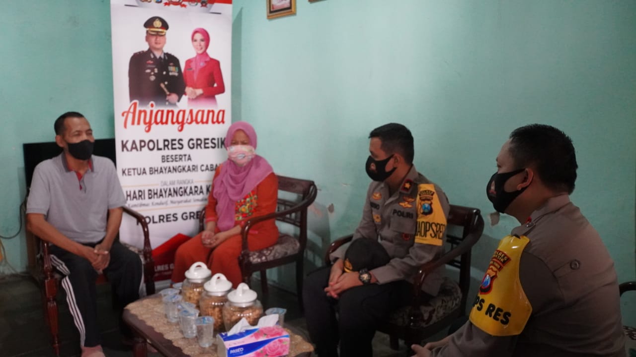 Kapolres Gresik AKBP Arief Fitrianto, S.H., S.I.K., M.M., didampingi wakapolres Gresik Kompol Dhyno Indra Setyadi, melaksanakan anjangsana ke purnawirawan dan warakawuri, Senin (29/6). Foto: Herman Firmansyah/HMP