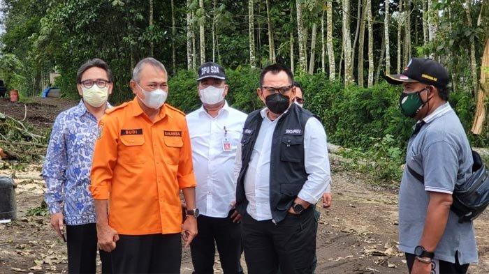 Plh Sekda Prov Jatim Heru Tjahjono meninjau lokasi Huntara bagi warga yang terdampak Awan Panas Guguran Gunung Semeru, di Desa Sumbermujur, Kecamatan Candipuro, Kabupaten Lumajang, Selasa (4/1/2022).