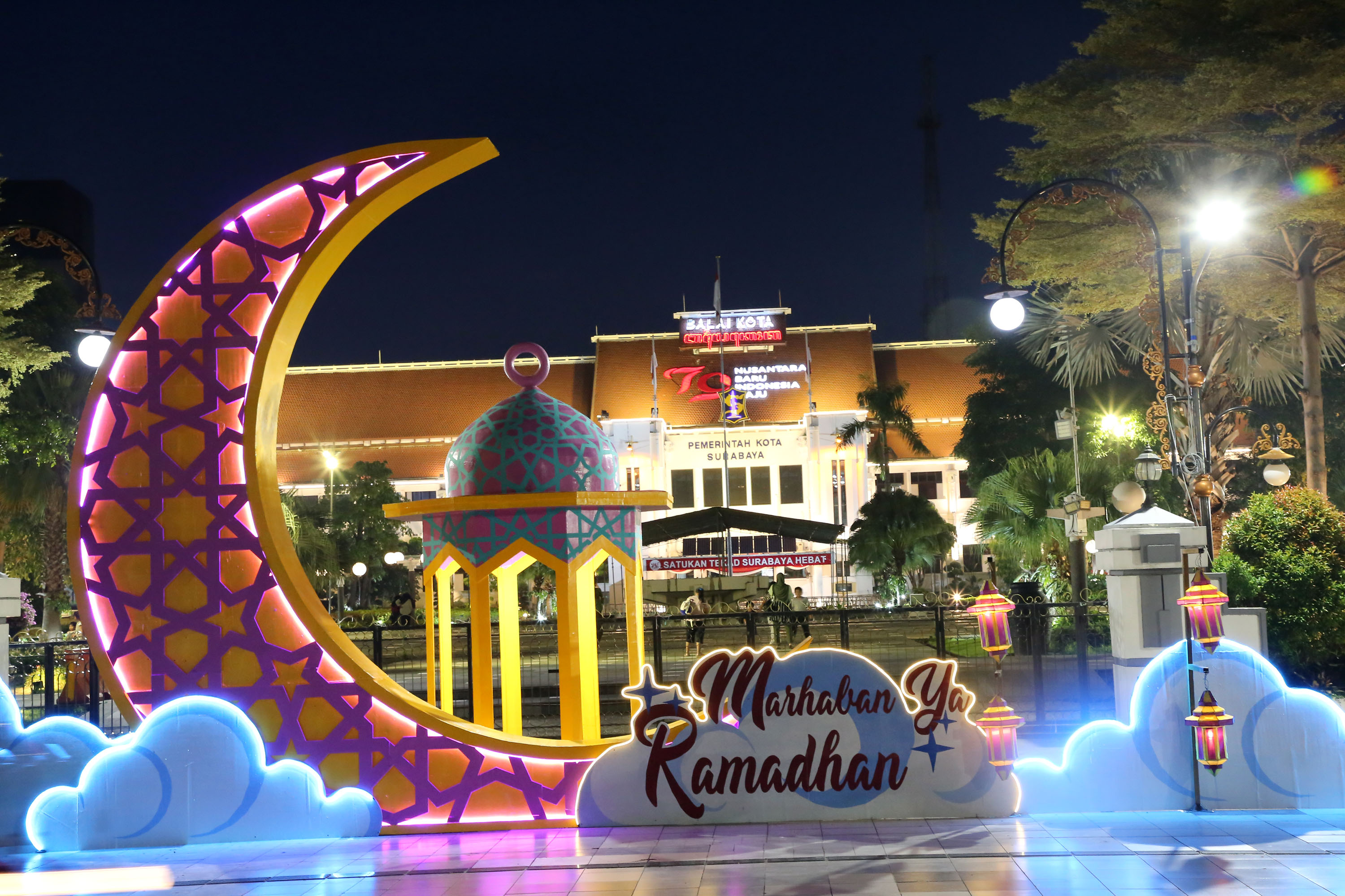 Menyambut datangnya bulan suci Ramadan 1446 Hijriah, Pemerintah Kota (Pemkot) Surabaya kembali menghadirkan dekorasi khas Timur Tengah di berbagai sudut kota.