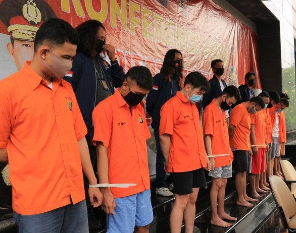 Sembilan tersangka kasus pesta seks sesama jenis dihadirkan oleh penyidik dalam jumpa pers di Mako Polda Metro Jaya, Rabu (2/9/2020).  Foto:ANT