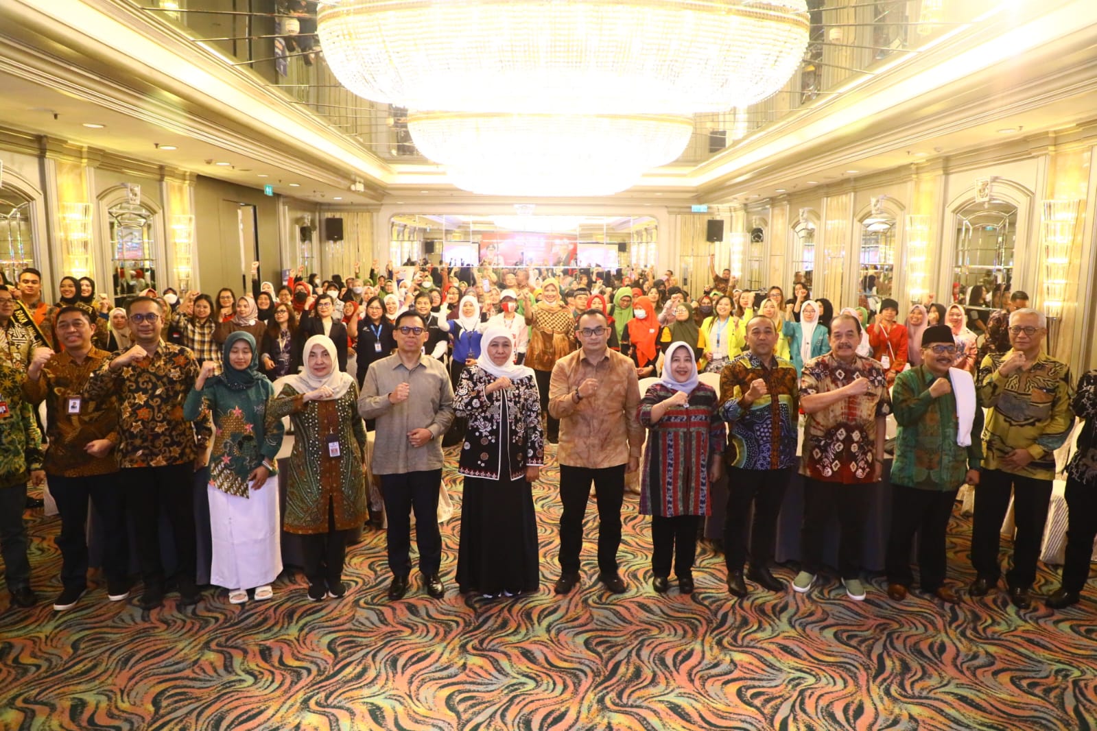 Gubernur Jawa Timur Khofifah Indar Parawansa saat bersilaturahmi dengan 100 orang perwakilan PMI Asal Jatim di Hongkong dalam acara Gathering Penguatan Pasar Antar Negara di Hotel Regal Hong Kong, Minggu (14/5).
