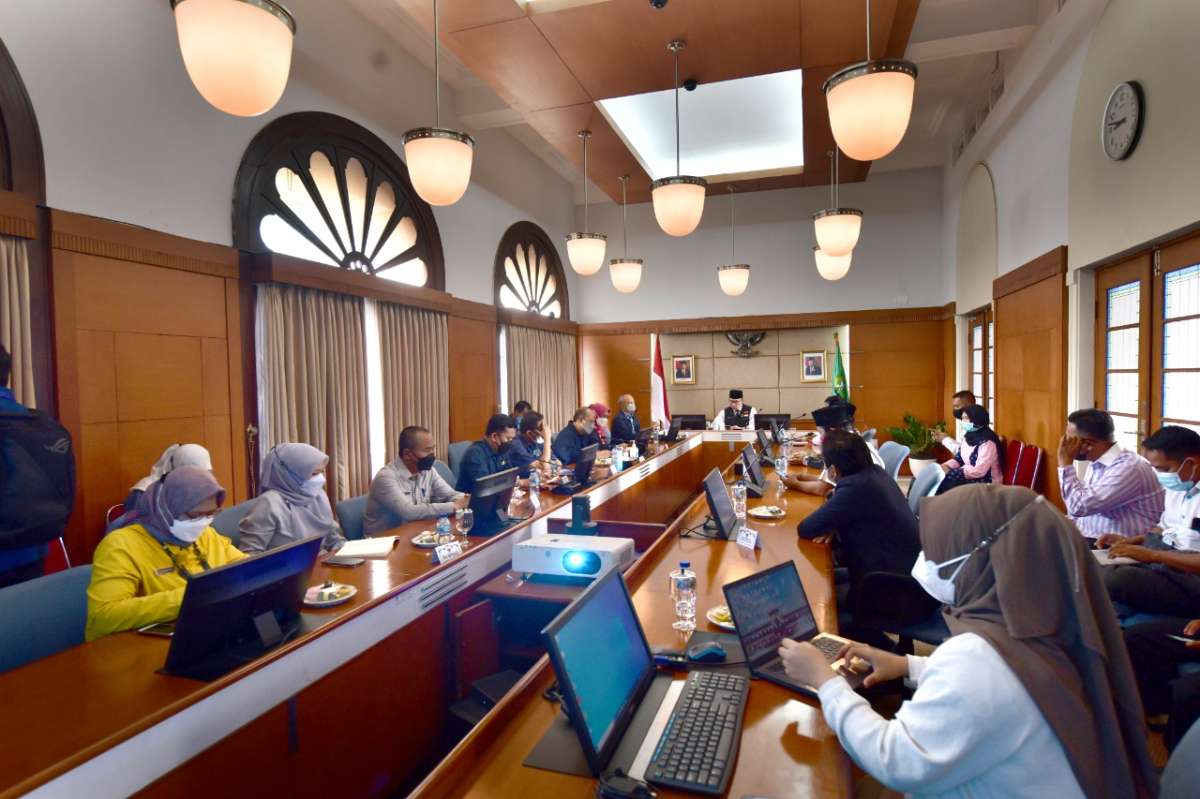 Gubernur Jabar Ridwan Kamil saat dengan honorer tenaga kesehatan dan guru di Gedung Sate, Selasa (9/8/2022).