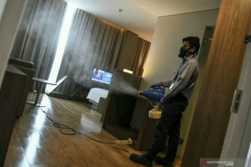 Karyawan menyemprotkan cairan disinfektan di kamar Hotel di Palembang, Sumatera Selatan. (ANTARA FOTO/Nova Wahyudi/wsj)

