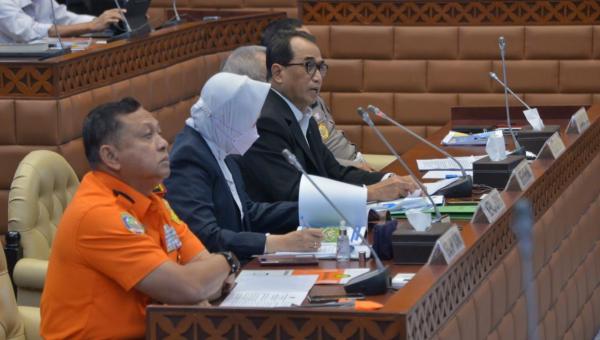 Menhub saat hadir dalam Raker dengan Komisi V DPR RI, Selasa (4/4).

