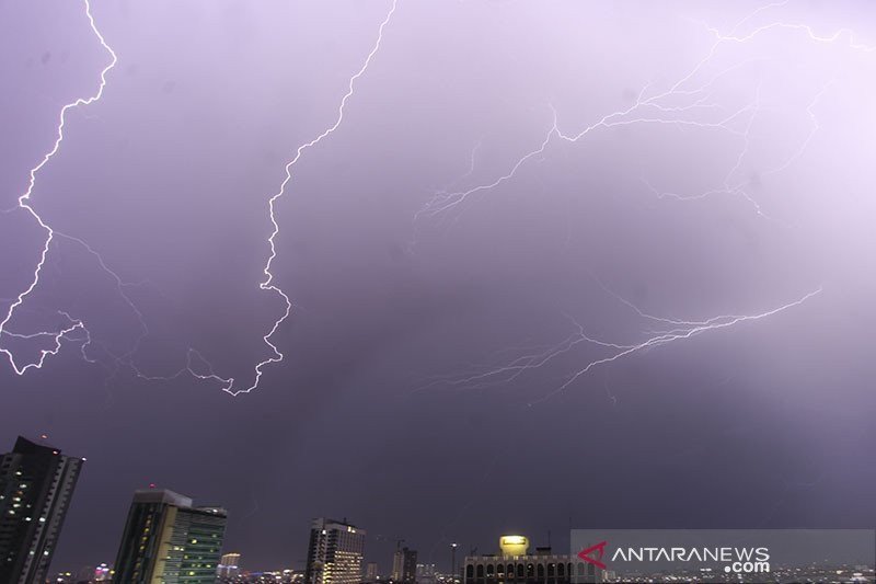 Dentuman yang menghebohkan warga, diduga bersumber dari petir di langit Jakarta.  (FOTO ANT)