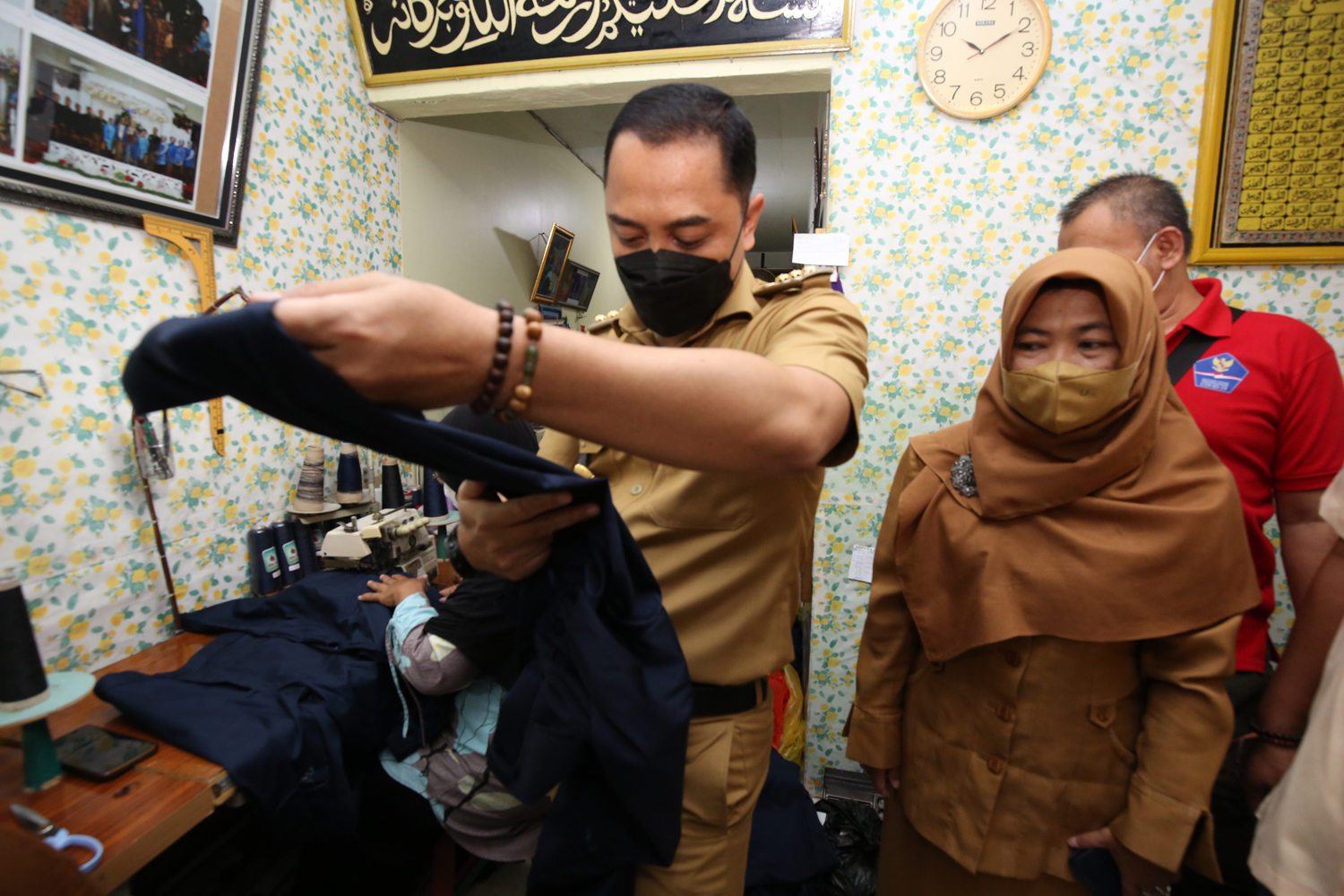 Wali Kota Surabaya Eri Cahyadi dan Wakil Wali Kota Armuji selama setahun ini mendapat respon positif dari masyarakat. Terutama di kalangan pebisnis dan pengusaha