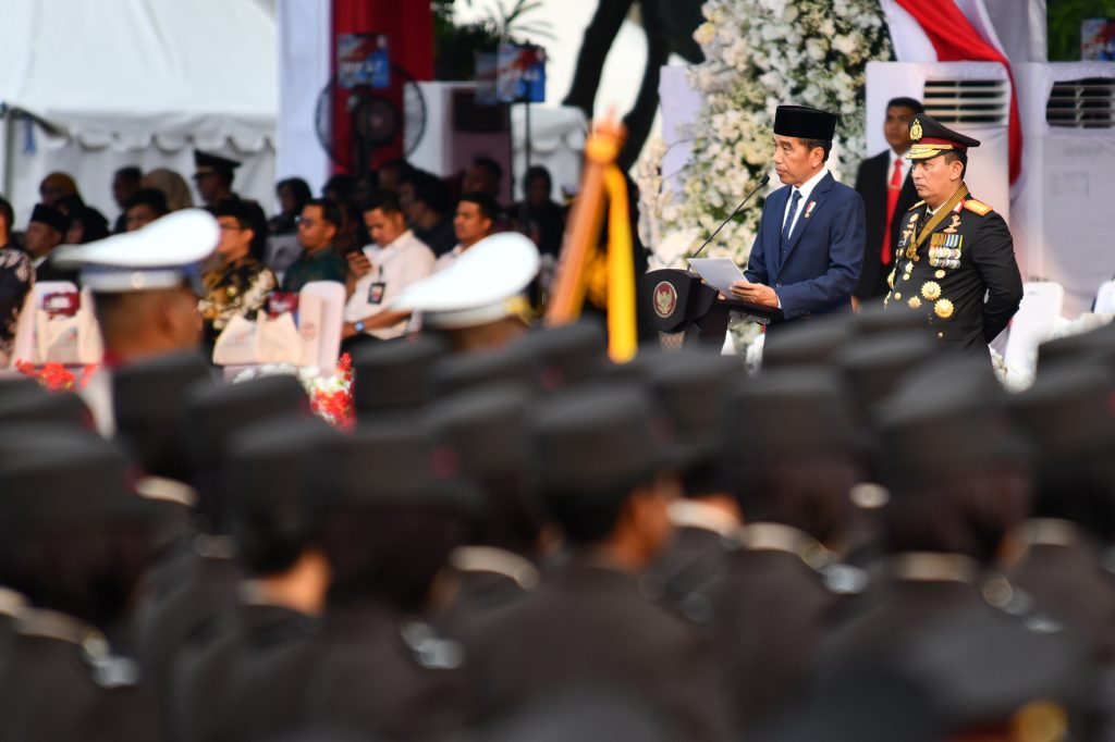 Presiden Joko Widodo (Jokowi) menghadiri upacara peringatan Hari Ulang Tahun ke-78 Polri atau Hari Bhayangkara yang digelar di Lapangan Monas, Jakarta, Senin (01/07/2024). (Foto: Humas Setkab/Jay)