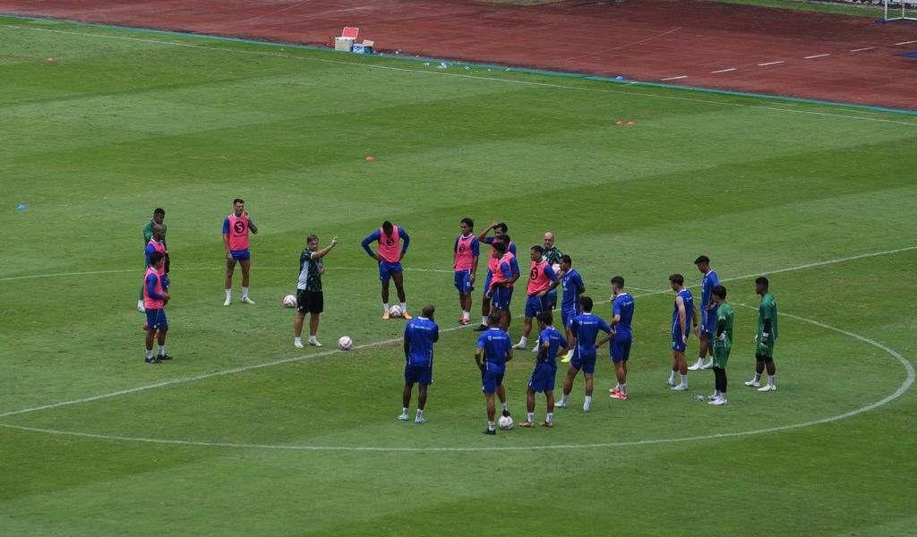 Tim pelatih PERSIB memberikan pengarahan pada sesi latihan di Stadion Gelora Bandung Lautan Api, Selasa, 4 Februari 2025. (PERSIB.co.id/Sutanto Nurhadi Permana)