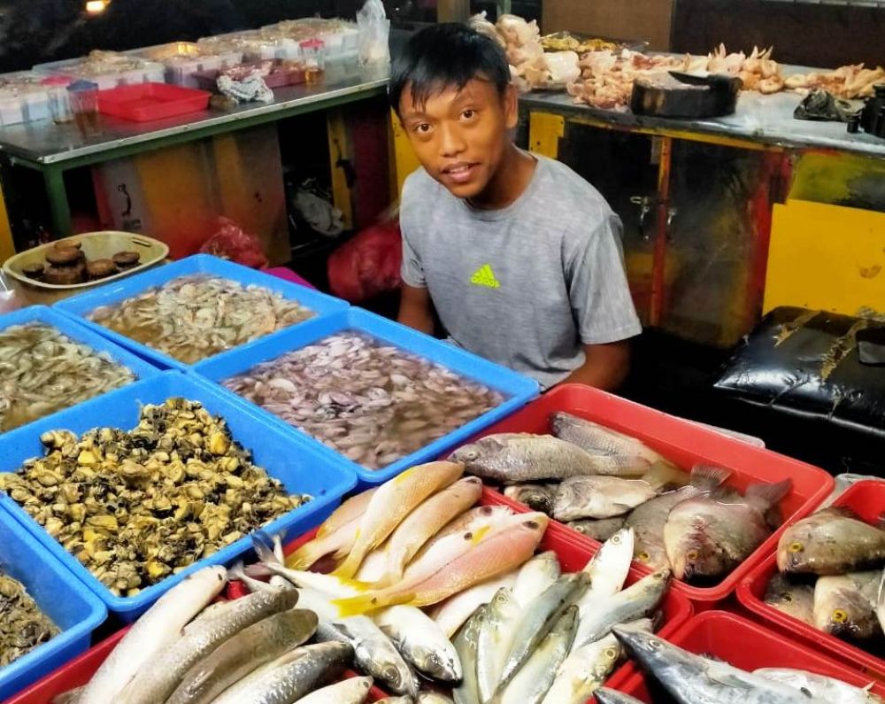 BANTU ORANG TUA: M Rangga Aditya Saputra berjualan ikan di pasar Sepanjang. HMP/gun