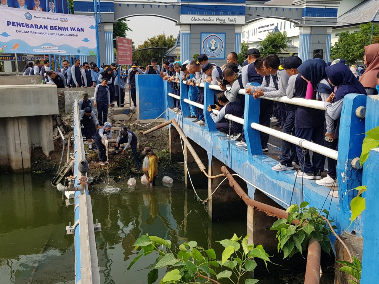 pelepasan 12.000 Ekor Benih Ikan air tawar bantaran kali Jalan Arif Rahman Hakim tepatnya di depan kampus Laut Biru UHT Surabaya, Jumat (17/11).

