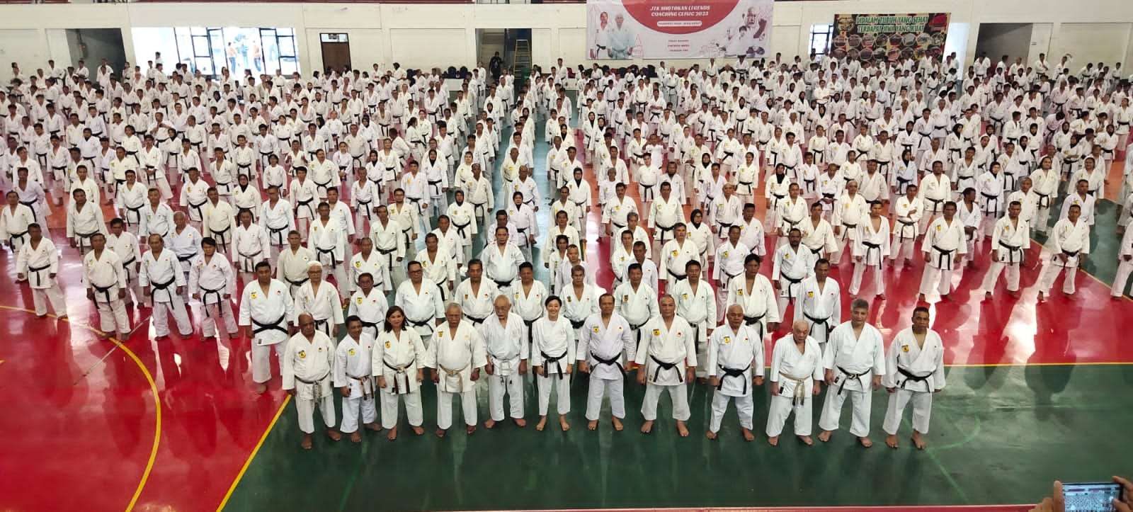 Pemusatan latihan ribuan peserta sabuk hitam karate di GOR Nanggala Kopassus, Jakarta, Sabtu (25/11/2023). 