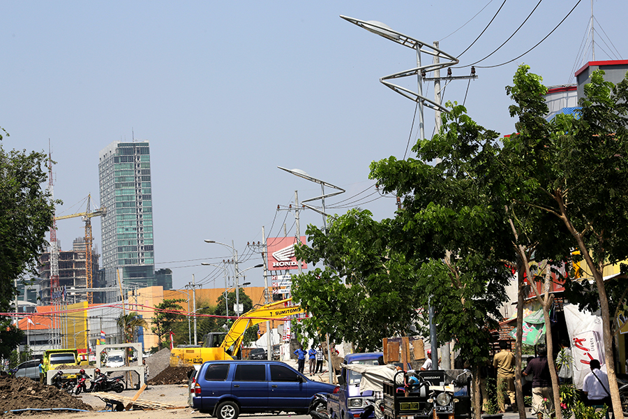 Pemkot) Surabaya terus menggenjot upaya penerangan kota dengan menargetkan pemasangan 5.884 unit lampu Penerangan Jalan Umum (PJU) sepanjang tahun 2025