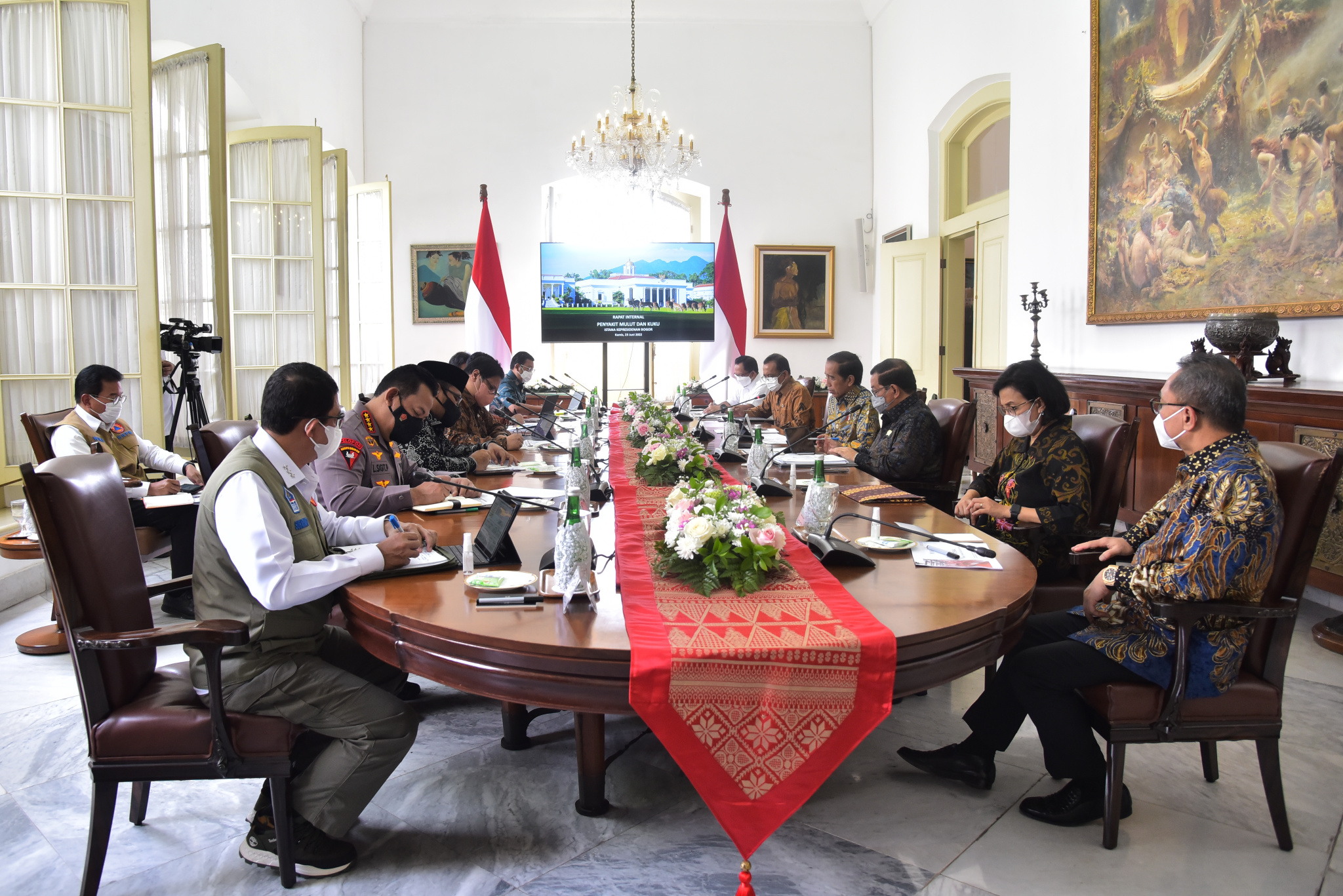 Presiden Jokowi memimpin rapat mengenai penanganan PMK, di Istana Kepresidenan Bogor, Jabar, Kamis (23/06/2022). (Foto: Humas Setkab/Agung)



