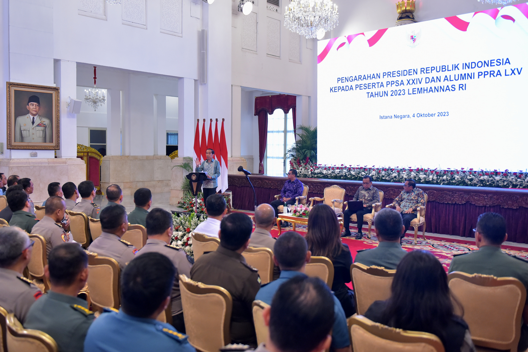 Presiden Jokowi memberikan pengarahan pada peserta PPSA XXIV dan alumni PPRA LXV Tahun 2023 Lemhannas, Rabu (04/10/2023), di Istana Negara, Jakarta. (Foto: Humas Setkab/Agung)
