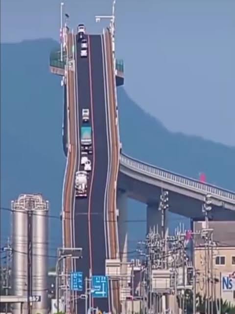 Melewati Eshima Ohashi, disebut-sebut memiliki sensasi seperti menaiki roller coaster.