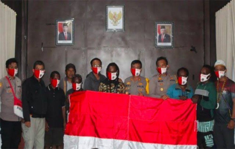 Cari Jalan Telenggen, salah satu anggota KKB wilayah Yambi, Kabupaten Puncak Jaya, menyatakan kembali ke NKRI di Mulia. (ANT)

