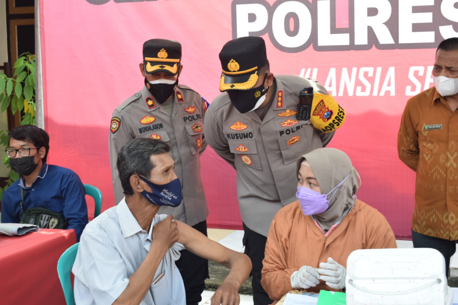 Kapolresta Sidoarjo Kombes Pol. Kusumo Wahyu Bintoro, saat meninjau vaksinasi lansia di Polsek Krian, Selasa (16/11/21).