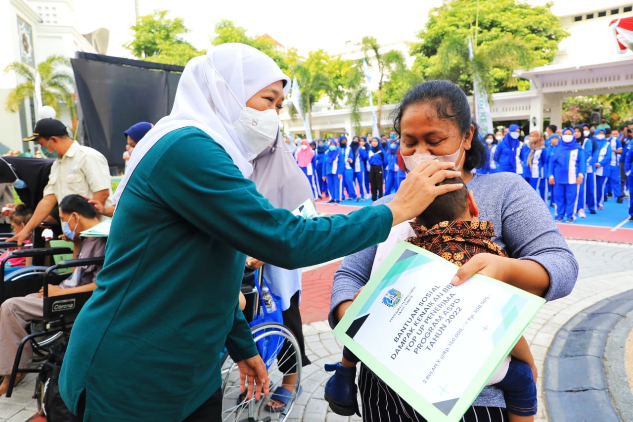 Gubernur Jawa Timur Khofifah Indar Parawansa meluncurkan program perlindungan sosial dampak inflasi dan kenaikan Bahan Bakar Minyak (BBM).