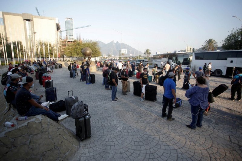 Imigran yang memohon visa kerja di Amerika Serikat difoto setelah ditangkap dari kamar hotel mereka, yang menurut keterangan pihak berwenang sangat padat, sebagai bentuk pencegahan penularan virus COVID-19, di Monterrey, Meksiko, Selasa (24/3/2020). (REUT