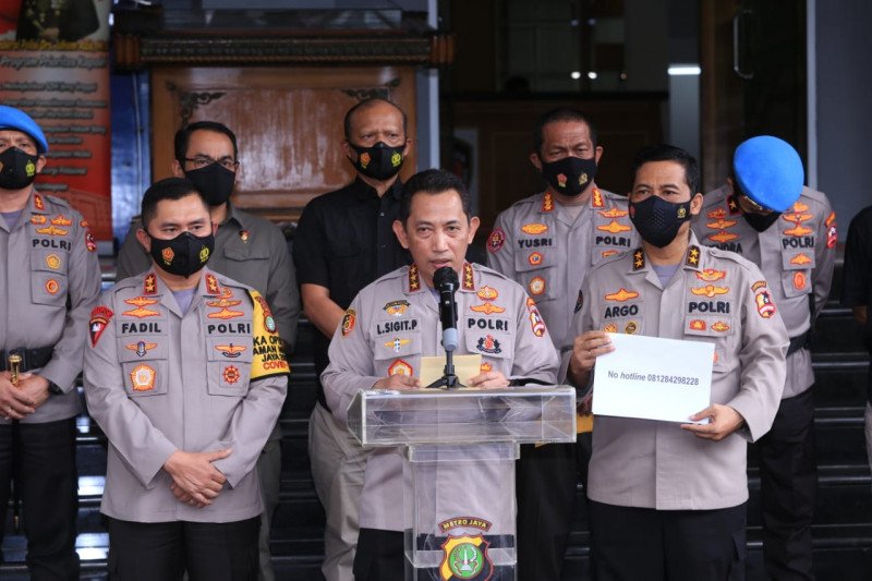 Kabareskrim Polri Komjen Pol Listyo Sigit Prabowo (tengah) didampingi Kapolda Metro Jaya Irjen Pol Fadil Imran (kiri) dan Kadiv Humas Polri Irjen Pol Raden Prabowo Argo Yuwono (kanan) saat konferensi pers di Polda Metro Jaya, Jakarta, Kamis (10/12/2020). 