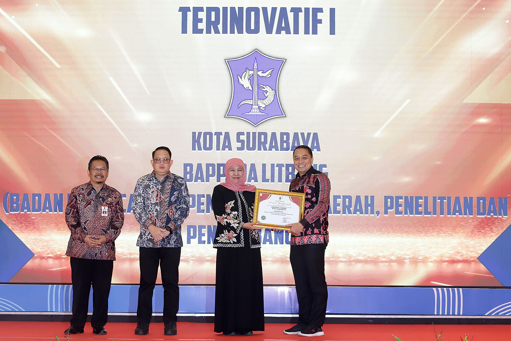 Gubernur Provinsi Jawa Timur Khofifah Indar Parawansa, yang didampingi oleh Sekdaprov Jawa Timur Adhy Karyono, dan Kepala Badan Riset dan Inovasi Daerah (Brida) Provinsi Jawa Timur Andriyanto, kepada Wali Kota Surabaya Eri Cahyadi