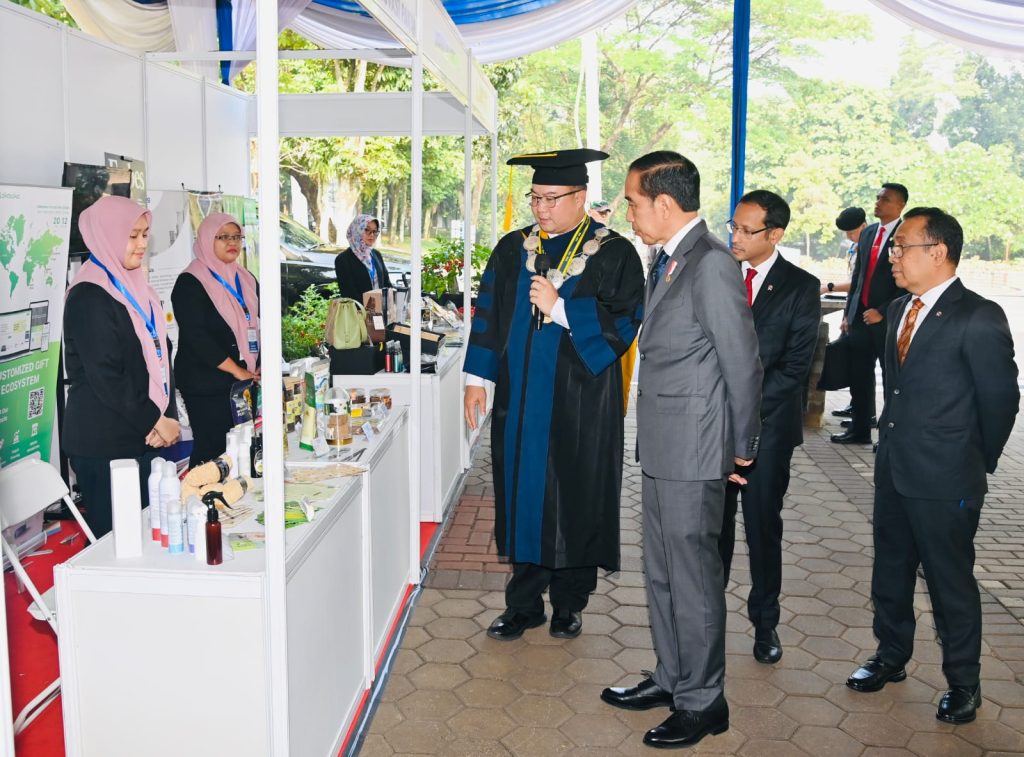 Presiden Jokowi menghadiri Sidang Terbuka Dies Natalis ke-60 IPB, Jumat (15/09/2023), di Kampus IPB Dramaga, Bogor, Jawa Barat. (Foto: BPMI Setpres)

