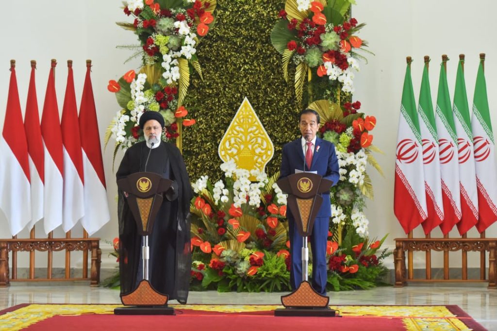 Presiden Joko Widodo dan Presiden Republik Islam Iran, Seyyed Ebrahim Raisi, menyampaikan pernyataan pers bersama di Istana Kepresidenan Bogor, Provinsi Jawa Barat, Selasa, 23 Mei 2023. Foto: BPMI Setpres/Laily Rachev