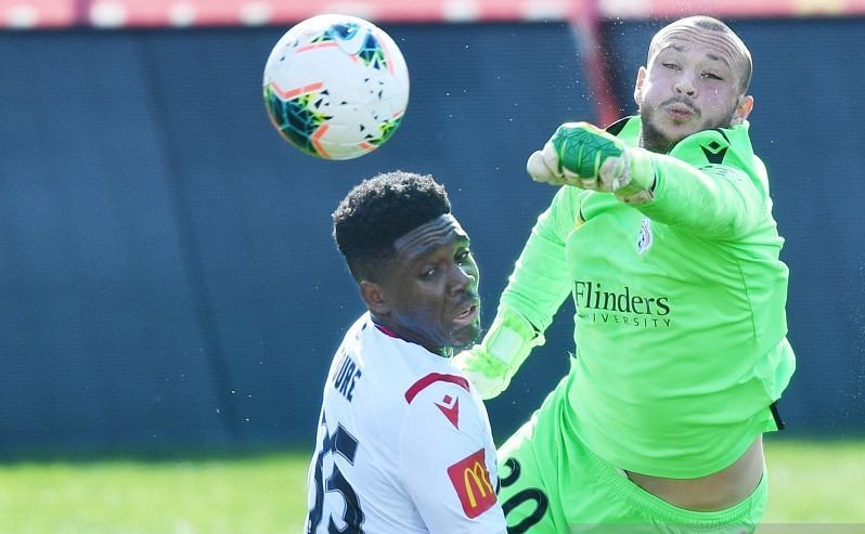 Isaac Richards dan Al Hassan Toure dari Adelaide United dalam sesi latihan A-League (liga Australia) di Stadion Coopers, Adelaide, Selasa (30/6/2020). Reuters/AAP Image/David Mariuz