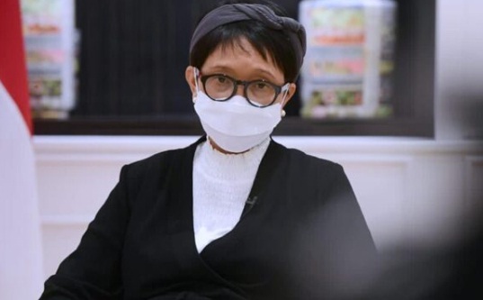 Menteri Luar Negeri (Menlu) Retno Marsudi saat menyampaikan keterangannya di Hotel Splendide Royal, Roma, pada Jumat, 29 Oktober 2021, sekitar pukul 20.00 waktu setempat. Foto: BPMI Setpres/Muchlis Jr
