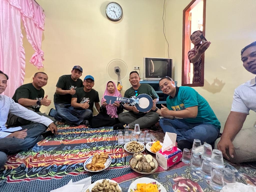 Pemkot Surabaya bersama IKA ITS Jawa Timur membantu rumah tidak layak huni miliki keluarga miskin di kawasan Kecamatan Mulyorejo, Sabtu (12/8/2023). 