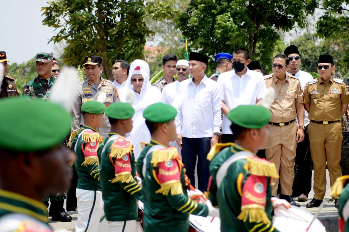 Penjabat Gubernur Jawa Barat Bey Machmudin hadiri kegiatan Kirab Merah Putih bersama anggota Wantimpres Muhammad Luthfi Ali Yahya atau Habib Luthfi, di Stadion Gelora Bandung Lautan Api, Kota Bandung, Senin (9/10/2023).