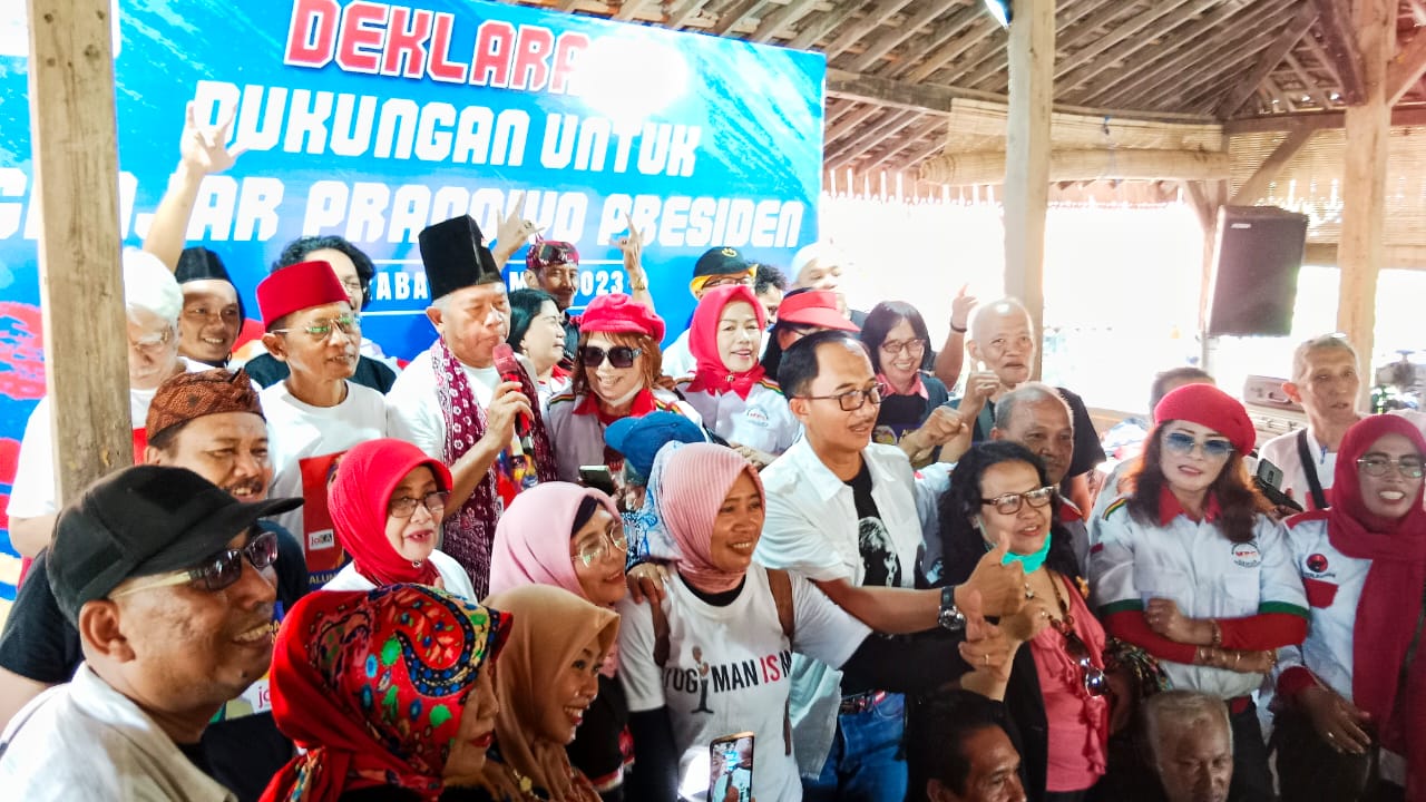 Alumni Universitas Airlangga yang tergabung dalam Jaringan Arek Ksatria Airlangga (JaKA), deklarasikan memberi dukungan kepada Ganjar Pranowo sebagai calon presiden, Jumat (5/5/2023)