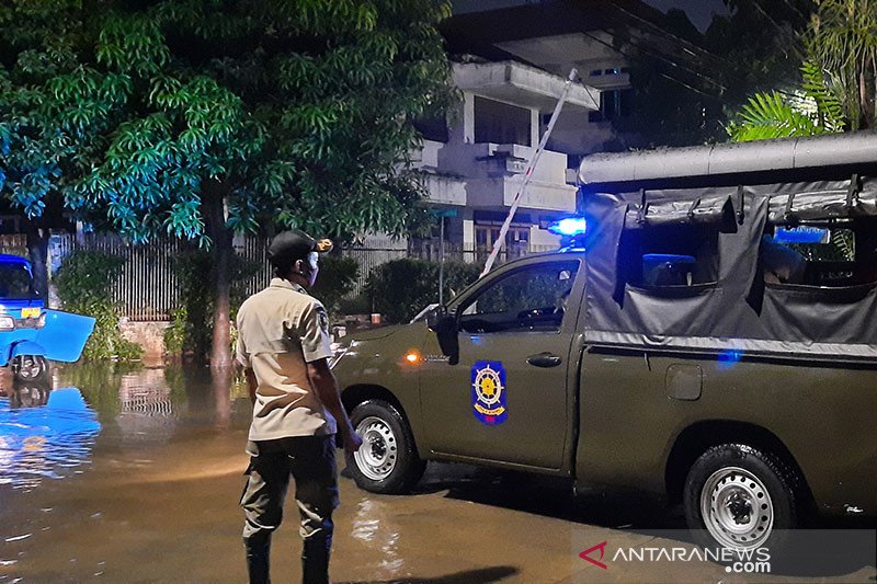 Mobil patroli Satpol PP Kota disiagakan untuk warga terdampak banjir di perumahan Pulo Raya, Petogokan, Jakarta Selatan, Jumat malam (16/10/2020). ANTARA/Laily Rahmawaty/aa.
