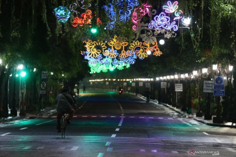 Warga bersepeda di Jalan Tunjungan yang ditutup, di Surabaya, Jawa Timur, Jumat (22/1/2021). Polrestabes Surabaya memberlakukan penutupan Jalan Tunjungan dan Raya Darmo pada tanggal 22 dan 23 Januari 2021 di jam tertentu untuk menciptakan Kawasan Tertib J