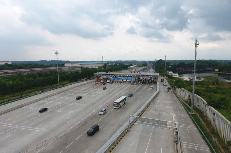 Sejumlah kendaraan terlihat melintasi Gerbang Tol Cikampek Utama 1. Dokumentasi Jasa Marga

