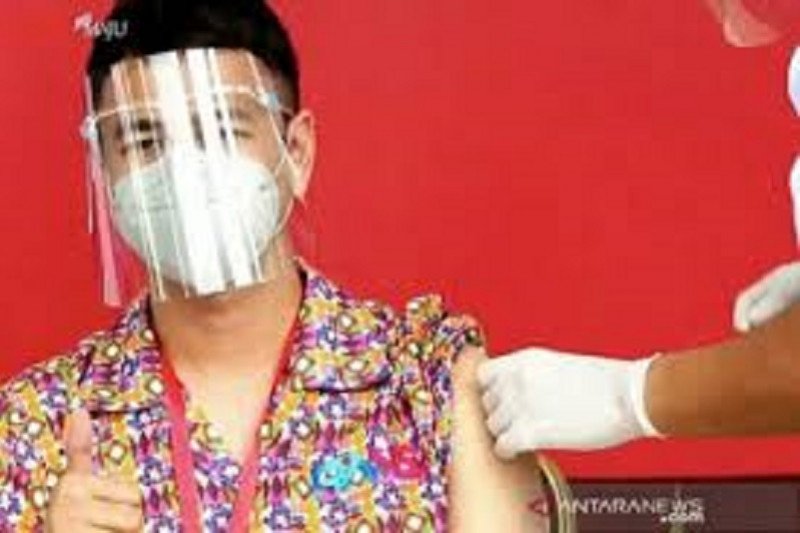 Selebriti Raffi Ahmad saat menjalani vaksinasi COVID-19 perdana bersama Presiden RI Joko Widodo di Istana Kepresidenan, Rabu (13-1-2020). ANTARA

