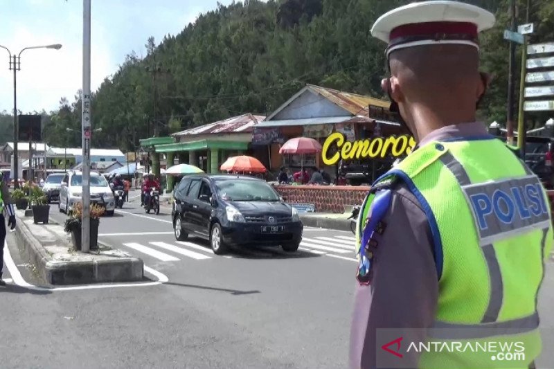 Ilustrasi - Petugas Polres Magetan melakukan penjagaan di jalur Cemoro Sewu-Sarangan, Magetan, Jawa Timur yang mengalami peningkatan volume kendaraan saat momentum libur panjang peringatan Maulid Nabi Muhammad SAW 1442 H dan cuti bersama sehingga rawan ke