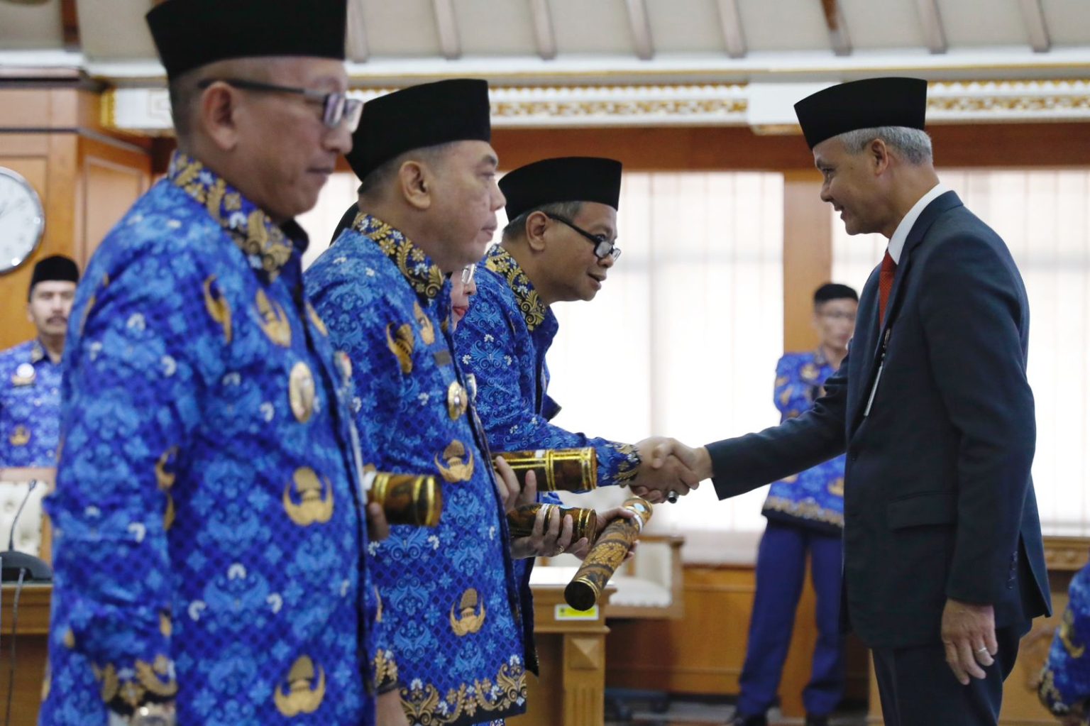 Gubernur Jawa Tengah Ganjar Pranowo menyerahkan surat keputusan (SK) perpanjangan masa jabatan kepada empat Penjabat (Pj) Kepala Daerah di Jawa Tengah, di Kantor Gubernur, Senin (22/5/2023).