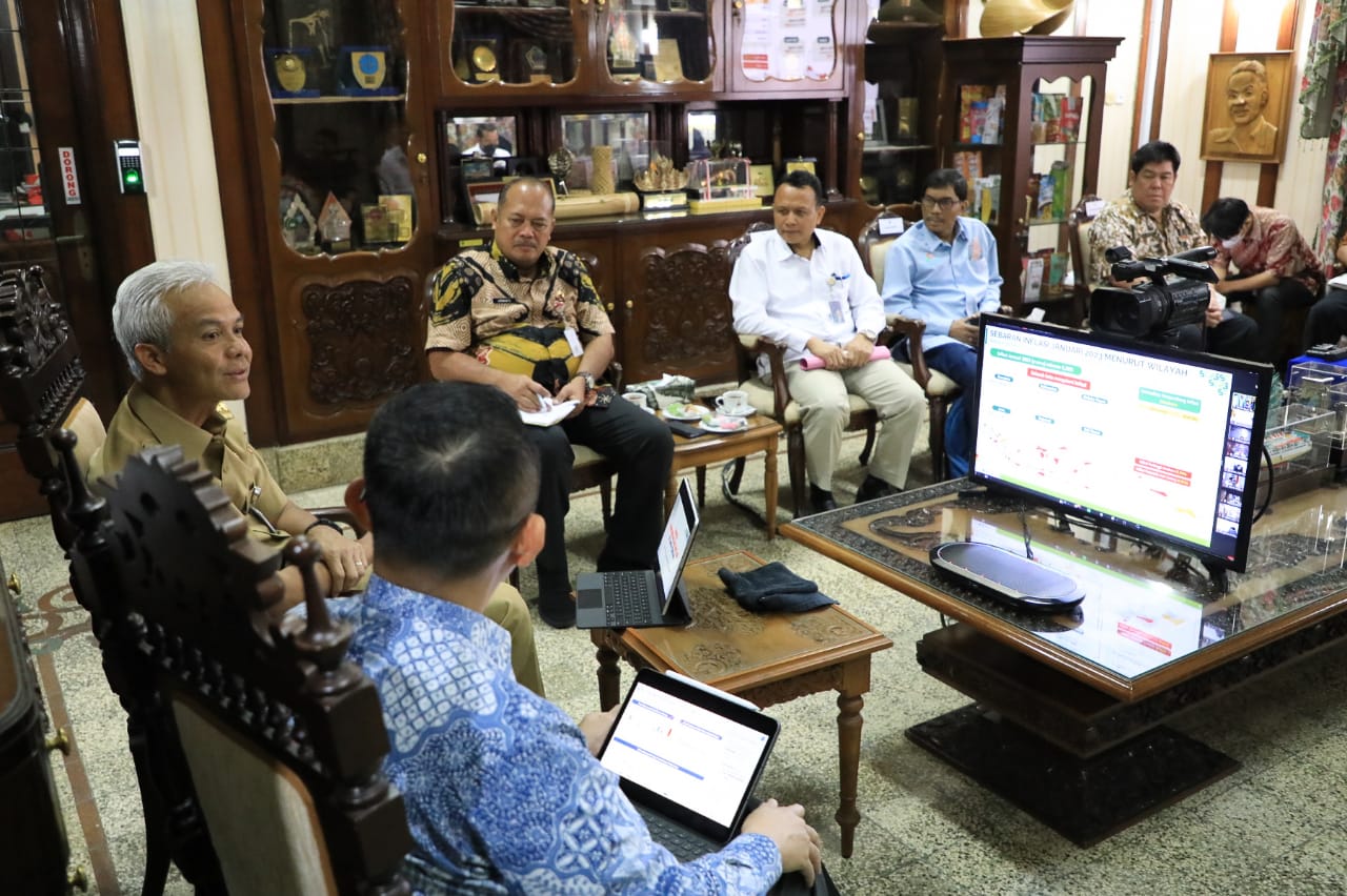 Kenaikan harga beras dan minyak goreng menjadi faktor terjadinya inflasi di Jawa Tengah. Untuk mengatasi inflasi tersebut, Gubernur Jawa Tengah Ganjar Pranowo telah melakukan upaya dari hulu sampai hilir, dengan menggandeng Bulog dan Kepolisian