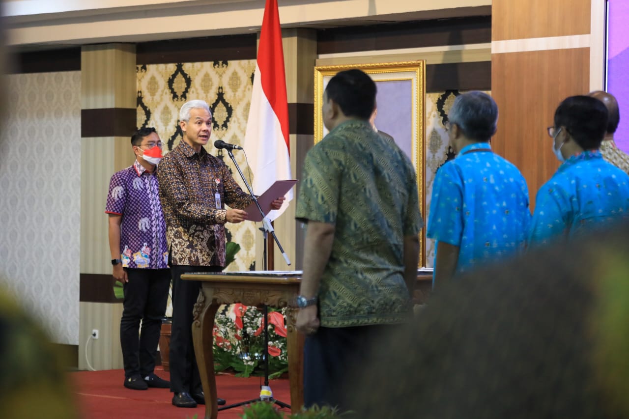Gubernur Jawa Tengah Ganjar Pranowo  saat upacara Pelantikan dan Pengambilan Sumpah/Janji Pejabat Pimpinan Tinggi Pratama, Pejabat Administrator, Pejabat Pengawas, dan Pejabat Fungsional di Lingkungan Pemprov Jawa Tengah, di Grhadhika Bhakti Praja, Rabu (