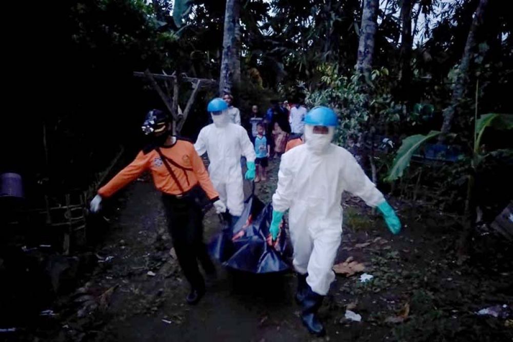 Tim SAR gabungan saat mengevakuasi jenazah Pardi yang ditemukan di Sungai Kalisabuk, Desa Kalisabuk, Kecamatan Kesugihan, Kabupaten Cilacap, Jawa Tengah, Kamis (28/5/2020) pagi, dan selanjutnya dipulangkan ke rumah duka, Jalan Jambu RT 03 RW 02, Desa Kara