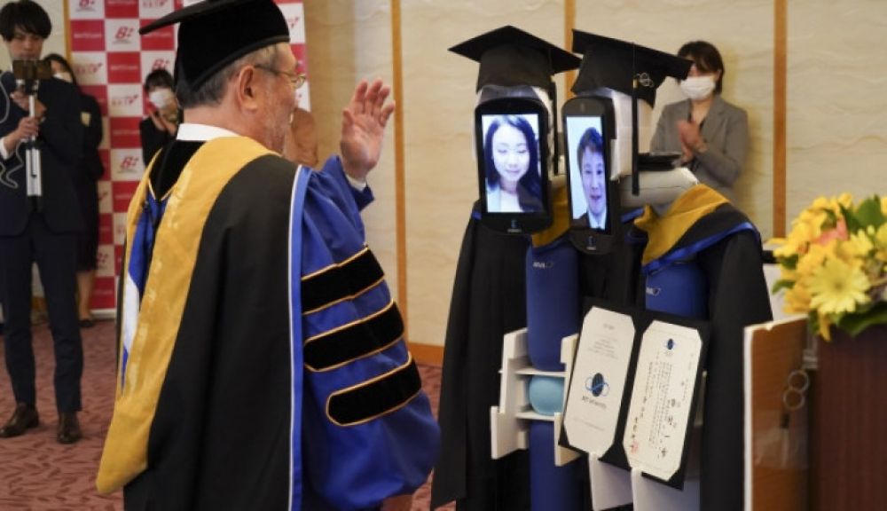 Sebuah universitas di Jepang gunakan robot 'Newme' di upacara wisuda untuk mewakili wisudawan (Foto: net) 