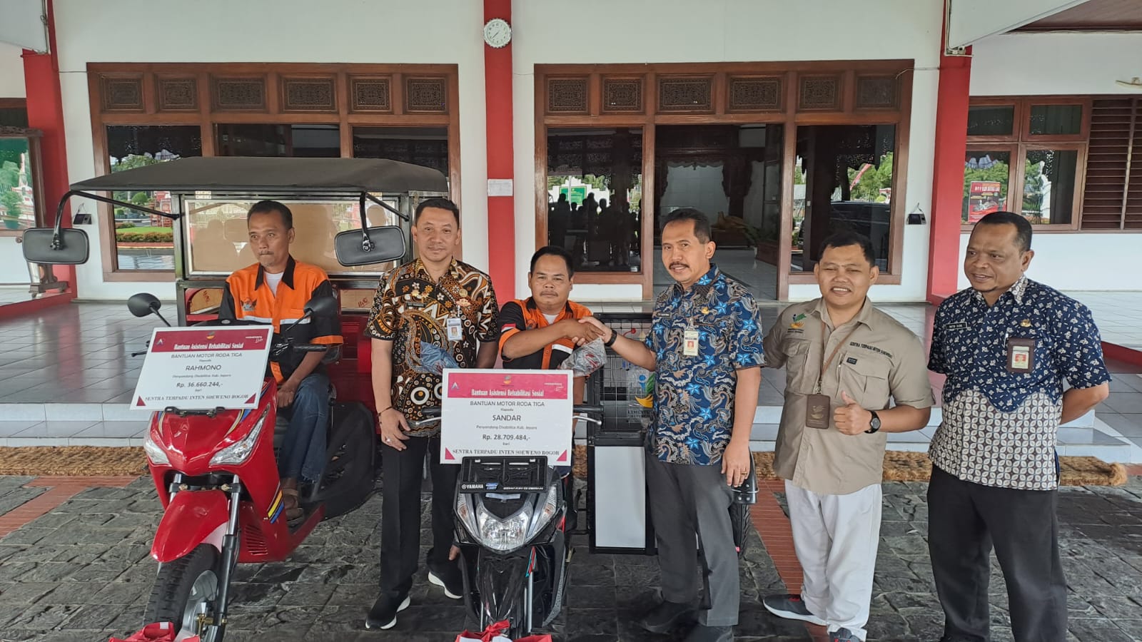 Untuk memberdayakan difabel, Pemerintah Kabupaten Jepara menyerahkan dua unit motor roda tiga kepada dua orang difabel, Sandar dan Rahmono. Bantuan diserahkan oleh Penjabat (Pj) Bupati Jepara melalui Pelaksana Tugas (Plt) Asisten I Sekda Jepara Ratib Zain