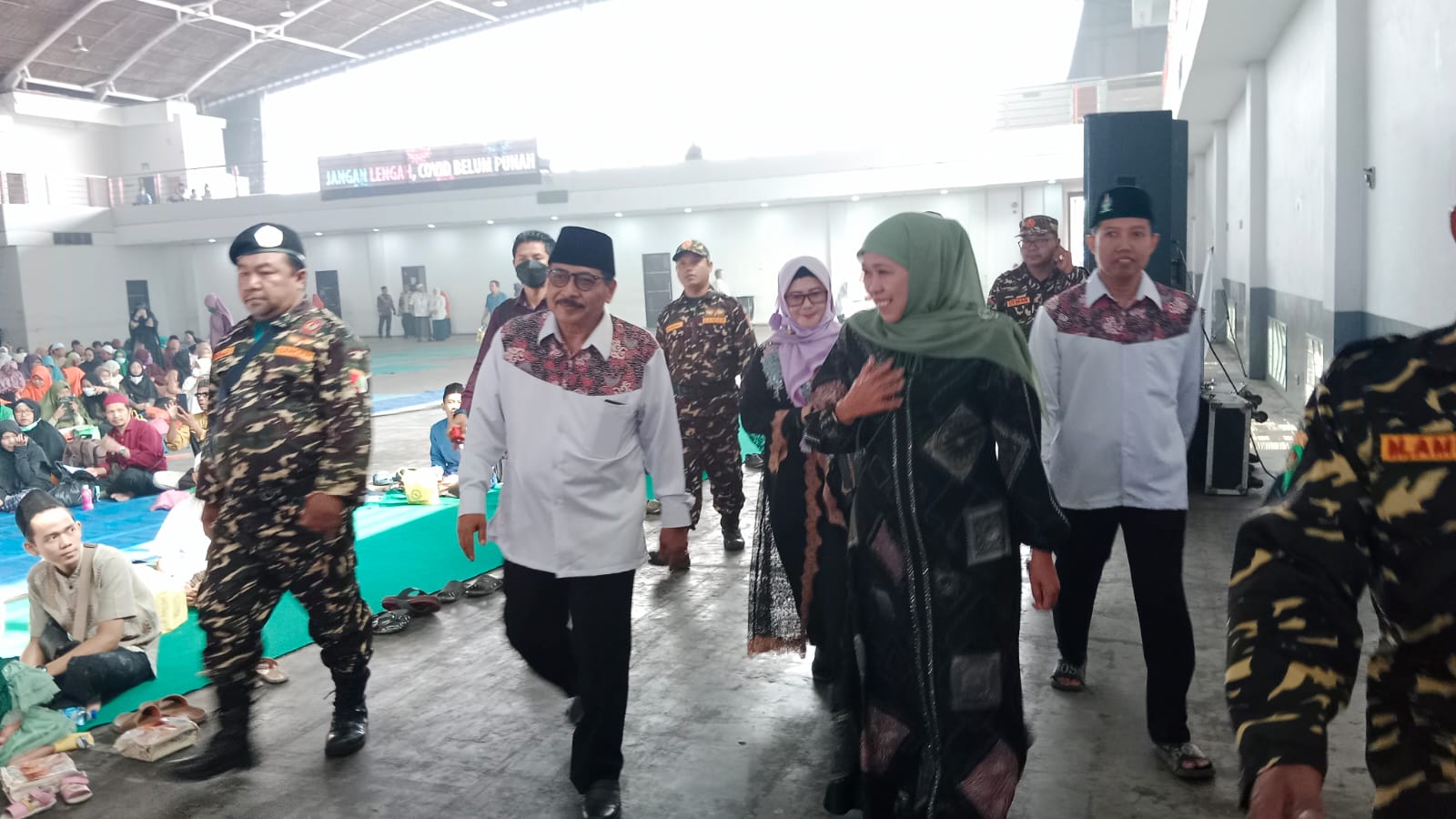 Gubernur Jawa Timur Khofifah Indar Parawansa menghadiri Pengajian Akbar dan Dzikir Barokah dalam rangka Milad ke-25 Yayasan Al Jihad Surabaya di Gedung JX Internasional (Expo) Surabaya, Minggu (12/3/2023).